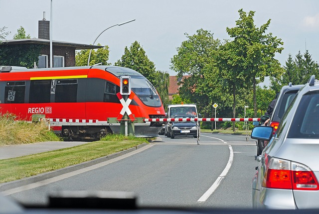železniční přejezd vlak auto